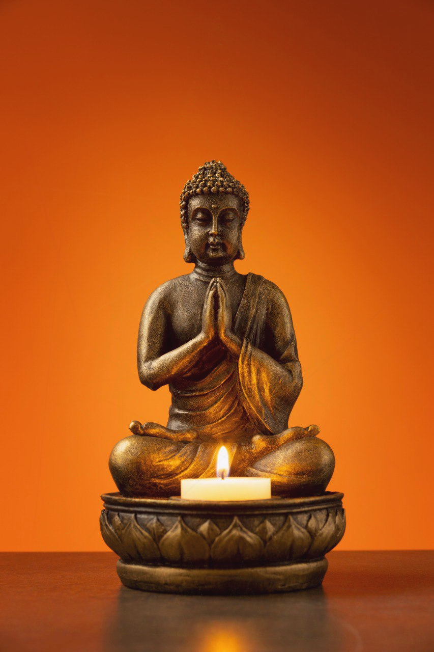 Mandala citrin pe fundal montan